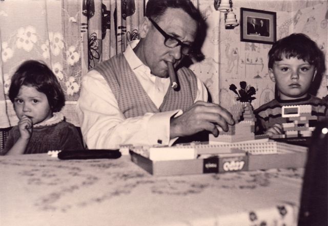 Als nonkel Rik op bezoek kwam wou hij altijd met de Lego spelen. Met ONZE Lego!